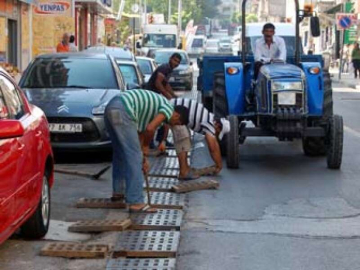 Yağmur Suyu Kanalları Temizleniyor