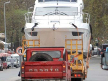 Yatlar Tırlarla Marina'ya Taşınıyor