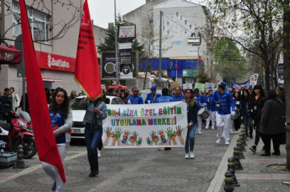 Otizme Dikkat Çekmek İçin Yürüdüler