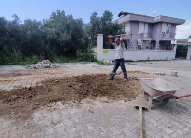 Armutlu’da Bozulan Yollar Onarılıyor