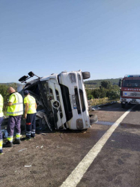 Altınova’da Kontrolden Çıkan Tır Devrildi: 1 Yaralı  